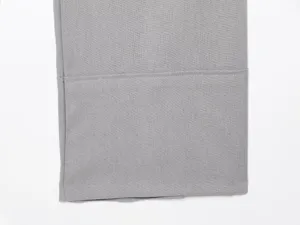 Primo piano sul tessuto dei pantaloni casual da donna, consistenza morbida, cuciture pulite.