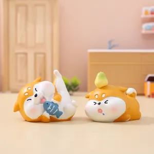 Detailansicht süßer Shiba Inu Tischornamente, zeigend exquisite kleine Kunstharzfiguren.