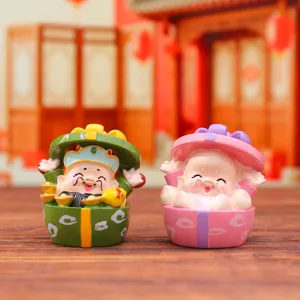 Detailaufnahme niedlicher Glücksfiguren in bunten Geschenkboxen, ideal als Autodeko.