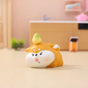Niedliche mollige Shiba Inu Figur mit Birne auf dem Kopf, lustiges Resin Deko-Spielzeug.