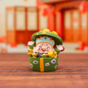 Niedliche Glücksgott-Figur in grüner Geschenkschachtel mit Goldbarren für Autodeko.
