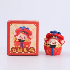 Detailansicht der glückbringenden Reichtumsgott-Figur mit roter Geschenkbox-Verpackung.