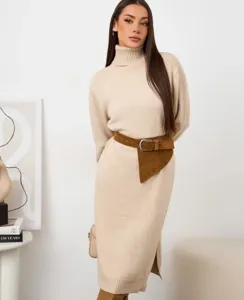Abito maglione dolcevita beige da donna con cintura in camoscio marrone per autunno e inverno.