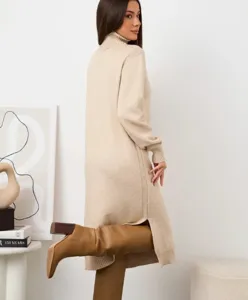 Vista di dettaglio di un abito in maglia beige a collo alto da donna, elegante e caldo.