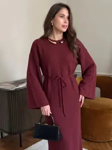 Damen lässiges burgunderrotes langarm Strickkleid mit Gürtel, elegantes Herbst Outfit.