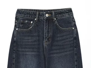 Vista dettagliata di jeans donna blu scuro vita media con tasche anteriori e bottone.