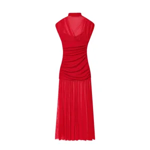Elegante vestido midi rojo sin mangas con cuello alto, cuerpo fruncido y falda plisada.