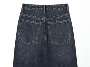 Dettaglio tasche posteriori di jeans a vita alta lavaggio scuro cuciture stile moda