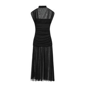 Vestido midi sin mangas negro de tul plisado, elegantes detalles de diseño de cuello alto.