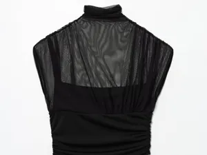 Vestido midi negro sin mangas con cuello alto y detalle de tul plisado, elegante diseño