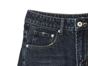Dettaglio vita e tasca jeans donna blu scuro, cuciture a contrasto classiche e ferramenta in metallo.