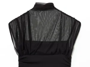 Primer plano del detalle de vestido sin mangas con cuello alto de malla negra fina.