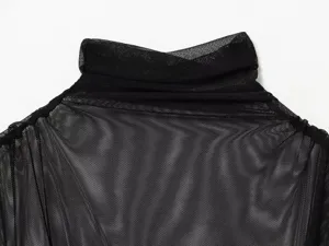 Vista detallada de un vestido midi sin mangas de malla negra con cuello alto elegante.