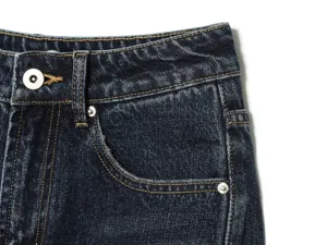 Primo piano dettagliato della cintura in denim blu scuro con cuciture a contrasto.