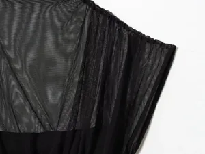Vista detallada de la tela del vestido sin mangas plisado de malla negra, textura fina.