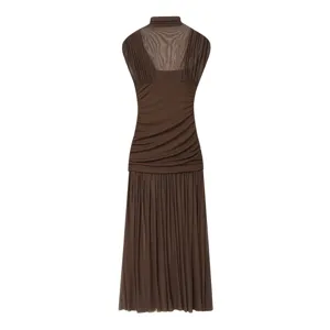 Vestido largo sin mangas plisado con cuello alto para mujer, detalle elegante de malla marrón.