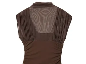 Vestido midi marrón sin mangas de malla con cuello alto y delicados detalles fruncidos.