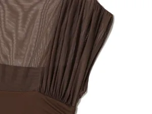 Detalle de vestido sin mangas plisado de malla marrón, primer plano de moda transparente.