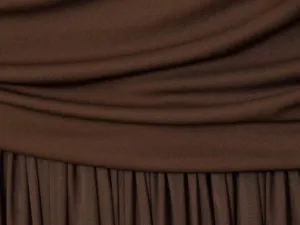 Primer plano de tela de vestido plisado marrón con diseño drapeado elegante y textura.