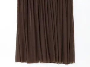 Vista detallada de tela de malla plisada marrón oscuro para ropa de mujer, ligera y elegante.
