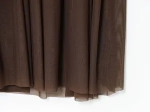 Detalle de tela de malla marrón, textura plisada superpuesta, diseño transparente en capas.