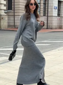 Ensemble pull en tricot gris et jupe midi pour femme, tenue décontractée manches longues.