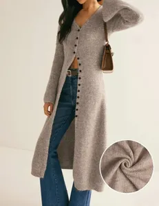 Detaillierte Ansicht und Passform des eleganten Damen Langen Strickjacke mit Knöpfen.