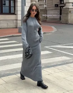 Ensemble pull en tricot gris et jupe longue décontracté pour femme, tenue confortable.
