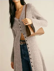 Langer Strickcardigan Detailansicht, schmal geschnitten, einreihiges Design, elegante Uni-Farbe.