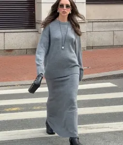 Pull en tricot gris et jupe longue ensemble détail, belle tenue d'automne chic mode.