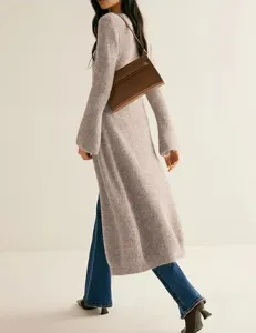 Detailansicht des langen Strickcardigans mit weicher Textur, eleganten Ärmeln und eleganter Passform.