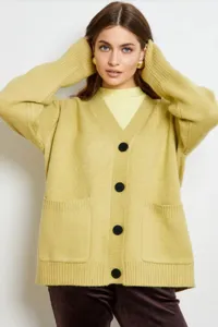 Vista detallada del cárdigan de punto para mujer con mangas largas y botones elegantes.