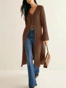 Detailansicht der langen Damen Strickjacke in Dunkelbraun mit Knopfleiste und figurbetonter Passform.