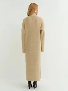Gedetailleerd achteranzicht van een lang beige gebreid vest met relaxte pasvorm.