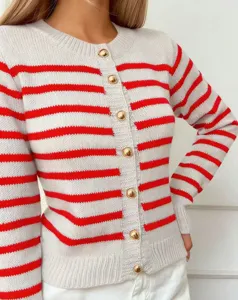 Dames rood wit gestreepte gebreide cardigan trui met gouden metalen knopen detailweergave