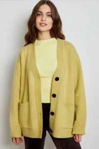 Vista detallada del cárdigan de punto oversize para mujer con botones delanteros y bolsillos.