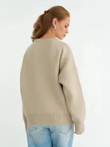 Maglione in maglia beige morbido dettaglio vista posteriore, pullover donna elegante.