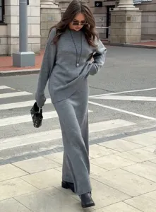 Ensemble pull en tricot gris et jupe longue, tenue décontractée ample.