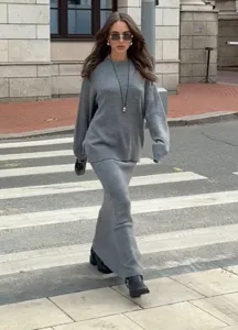 Ensemble pull en tricot oversize gris et jupe longue pour un style automne hiver confortable.