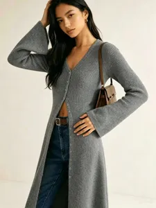 Grauer Rippstrick Cardigan Detail, langer Ärmel schmal geschnittener V-Ausschnitt Pullover.