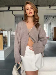 Vista detallada de cárdigan de punto holgado informal para mujer, otoño invierno.