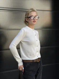 Detailansicht des weißen Damen Strickcardigans mit Rundhalsausschnitt und Knöpfen.