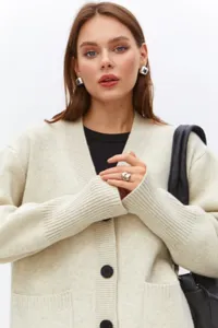 Cardigan de punto vista detallada con textura suave y cuello en V elegante mujer.