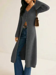 Detailansicht der langen, dunkelgrauen Damen-Knitted-Cardigan mit einreihigen Knöpfen.