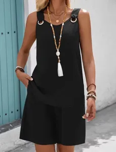 Vue détaillée d'un ensemble haut sans manches et short noir, tenue estivale.