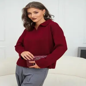 Detailaufnahme des bordeauxroten Damen Strick-Polypullovers, weiche Textur, eleganter Kragen.