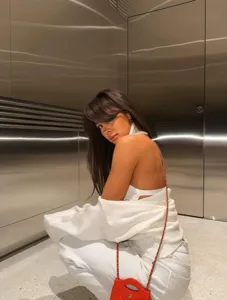 Γυναικείο φθινοπωρινό πλεκτό σετ δύο τεμαχίων, σέξι halter crop top και ασορτί ζακέτα.