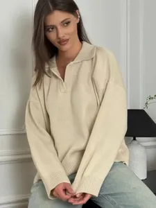 Beige Strickpullover Detail mit gemütlichem Polokragen und weicher Textur für Damen.