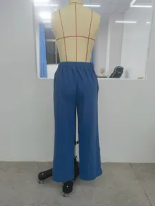 Detailansicht der lässigen blauen Weitbeinhose mit einem bequemen elastischen Bund.