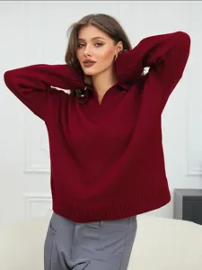 Detailaufnahme des weichen bordeauxroten Strick-Polospullovers mit legerer Passform.